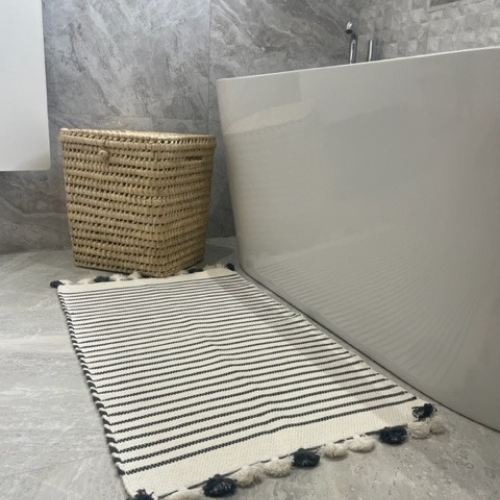 Tapis de bain en coton rayé avec pompons - Blanc et  Gris foncé